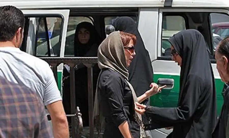 İranda hicaba qarşı çıxan 300 qadın saxlanılıb