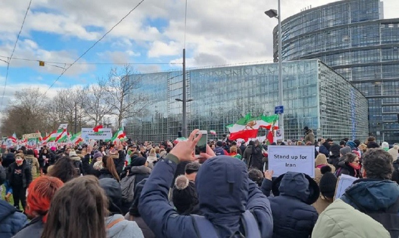 İranlı mühacirlər Avropa Parlamentinin qarşısında aksiya keçirdi