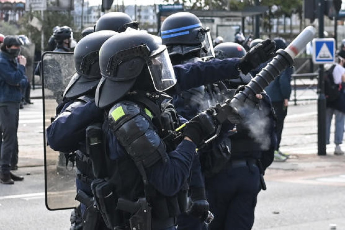 Fransa polisi Makrona qarşı mitinq zamanı gözyaşardıcı qazdan istifadə edib