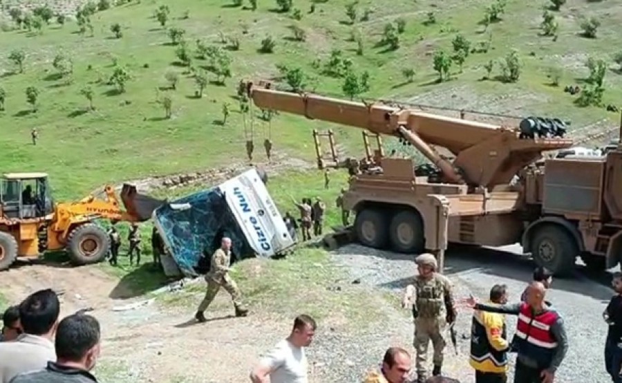 Türkiyədə hərbçiləri daşıyan avtobus aşıb, 2 nəfər ölüb, 45 nəfər yaralanıb