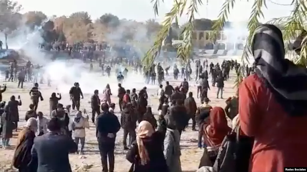 İsfahan etirazlarında həbs edilənlərin sayı 214 nəfərə çatıb, 3 etirazçı öldürülüb - FOTOLAR