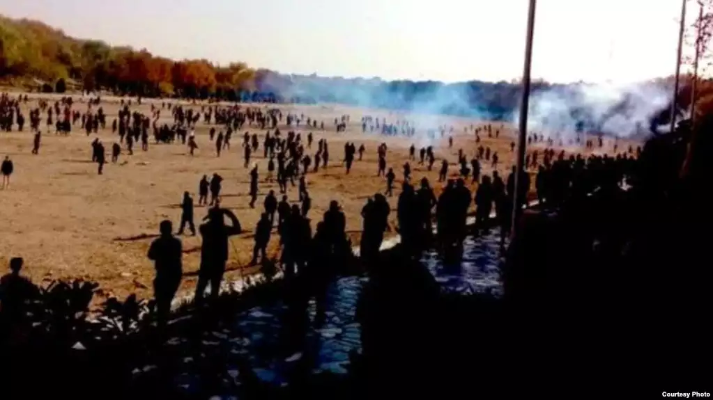 İsfahanda gərginlik: Polis etirazçılara qarşı gözyaşardıcı qazdan istifadə edib