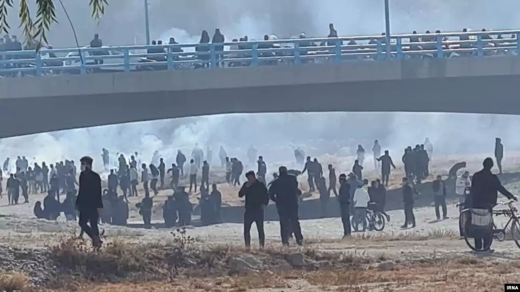 İsfahanda “Xamneyiyə ölüm” şüarı səsləndirildi: Dinc etirazçılara odlu silahlardan atəş açıldı – FOTOLAR, VİDEO