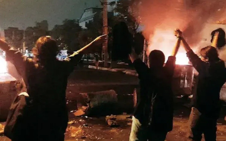 Qum şəhərində etirazçılarla hökumət qüvvələri arasında qarşıdurma baş verib
